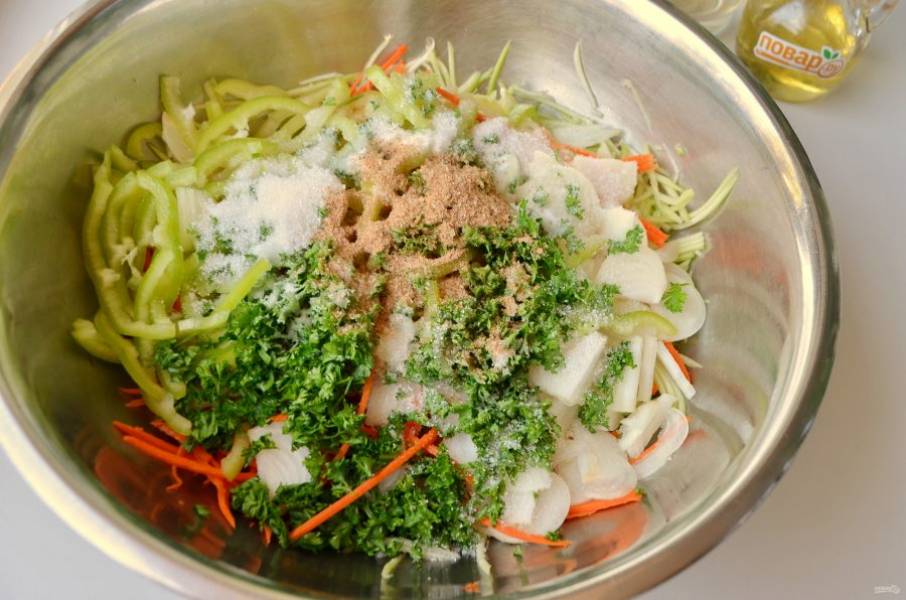 5. Положите в глубокую миску подготовленные овощи, добавьте растительное масло, уксус, сахар, соль, приправу для "моркови по-корейски", чеснок (пропущенный через пресс), рубленную зелень.
