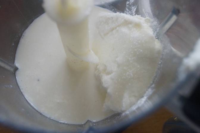 Приготовим ванильный крем. Соединяем в блендере: творог, сахар, ванилин и молоко. тщательно перемешиваем до однородности.
