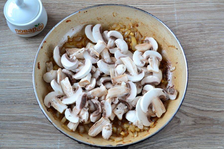Добавьте грибы, соль и перец, готовьте 5-7 минут.
