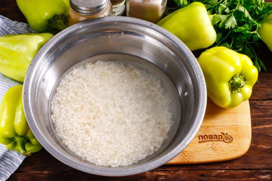 Рис промойте в холодной воде несколько раз, тщательно вымывая крахмал.