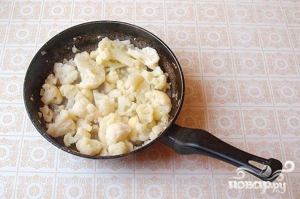 Тёплый салат из брокколи и цветной капусты с печенью трески