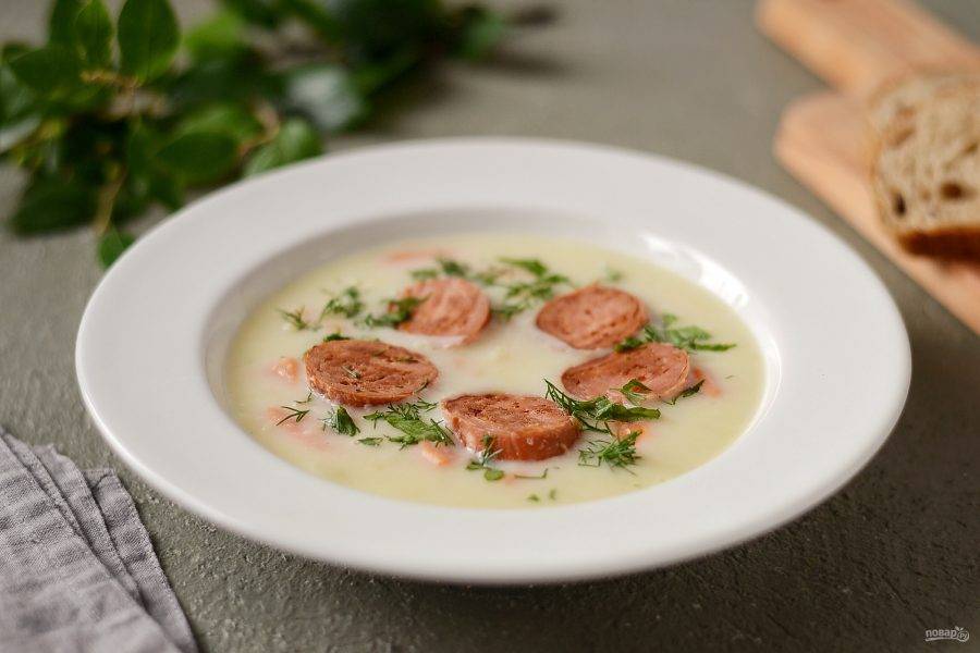 Подавайте суп с жареной колбаской и мелко порубленной зеленью. Приятного аппетита!