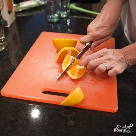 1. Апельсины промойте и нарежьте небольшими дольками.