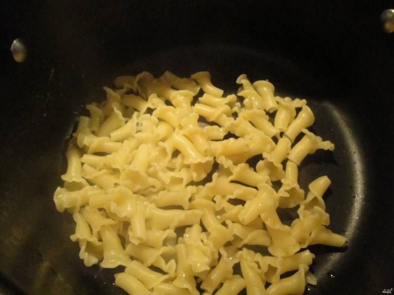 Отварную пасту выложите на разогретую с небольшим количеством оливкового масла сковороду. 