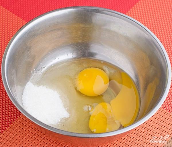 Яйца взбейте с сахаром до белой пены. 