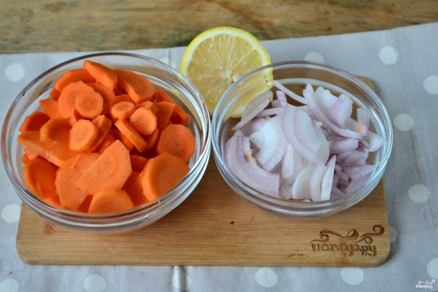 Лук очистите и порежьте полукольцами или четвертькольцами. Морковь тоже почистите и порежьте на кружочки толщиной 3-4 мм. 