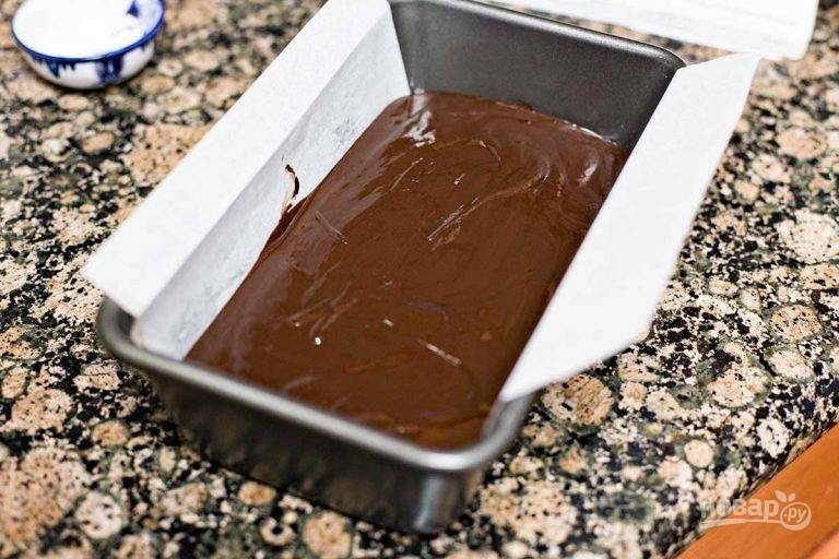 3.	Смажьте форму сливочным маслом и выложите пергамент, вылейте шоколадную массу, разровняйте. Отправьте в холодильник на 8-24 часа.