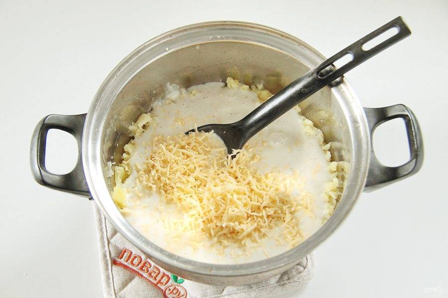8. Добавьте тертый на мелкой терке сыр.
