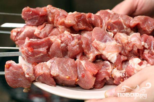 4.	Когда пройдет определенное время, и мясо замаринуется, куски свинины равномерно нанизываем на приготовленные шампуры.