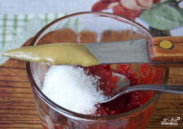 Возьмите небольшую стеклянную емкость, например — стакан или пиалку. В нее поместите томатную пасту. Она должна быть без добавок. Туда же всыпьте сахар, соль, добавьте горчицу. 