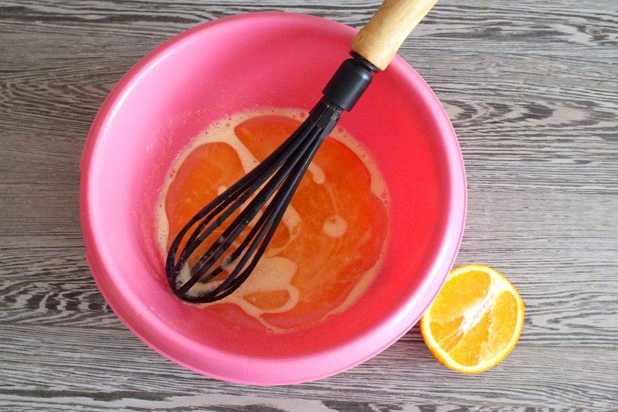  Из апельсина выдавите сок. В чашу добавьте растительное масло, апельсиновый сок. Перемешайте.
