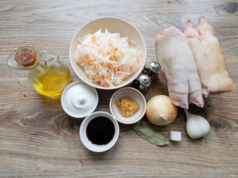 Подготовьте все необходимые ингредиенты для приготовления свиных ножек с капустой. 