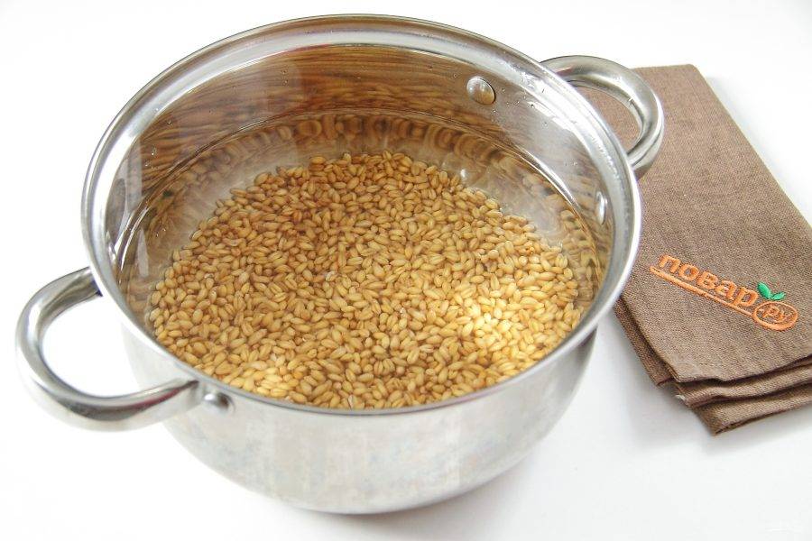 2. Замоченную пшеницу еще раз промойте и переложите в кастрюлю. Залейте водой, в соотношении примерно 1 к 4, и варите до полной готовности. В зависимости от сорта пшеницы на это может уйти до 2-3 часов.

