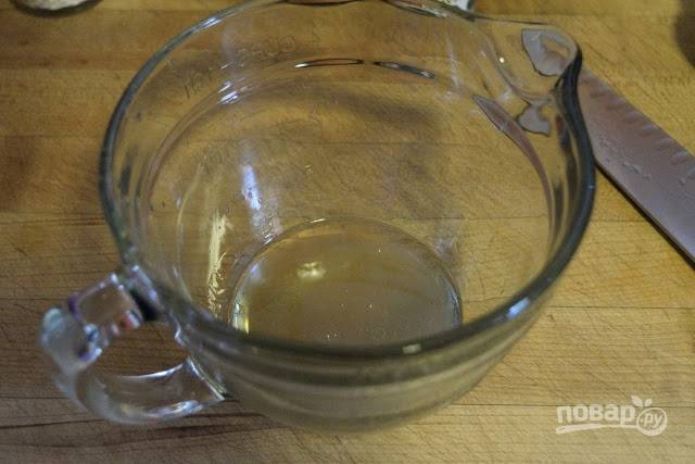 1. В небольшую мисочку выжмите сок лайма и добавьте масло. 