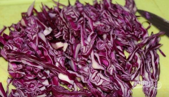 Краснокочанную капусту вымойте, снимите верхние листья. Нашинкуйте ее тонко. Возьмите банку по размеру и утрамбуйте в нее капусту.