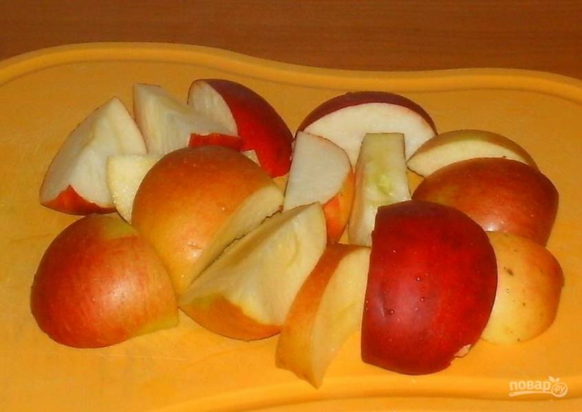6.	Яблоки мою и нарезаю дольками, вычищаю семена.