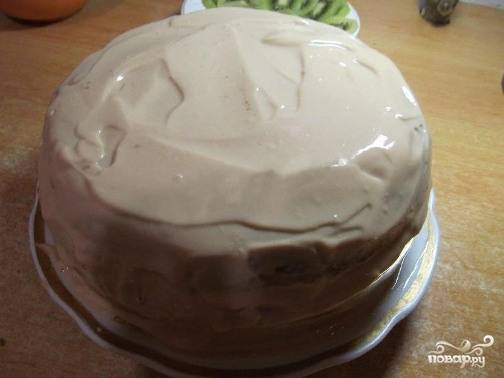 Промазываем весь торт со всех сторон кремом и выравниваем поверхность торта . 