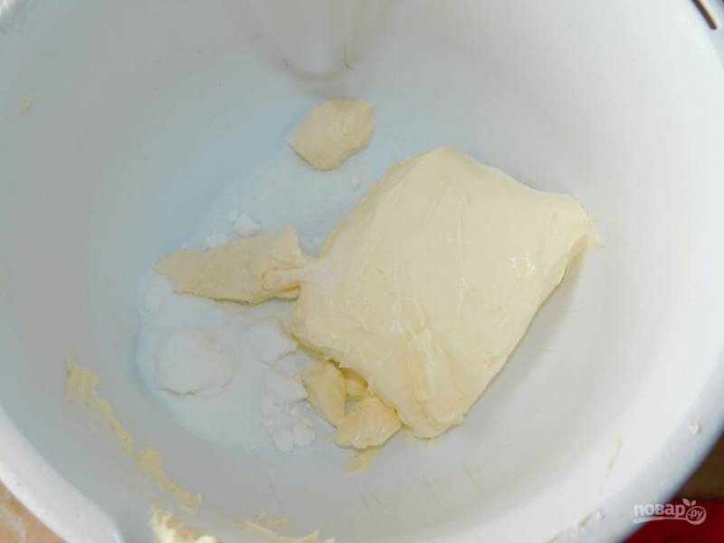 Для теста соедините мягкий маргарин, соль и сахар.