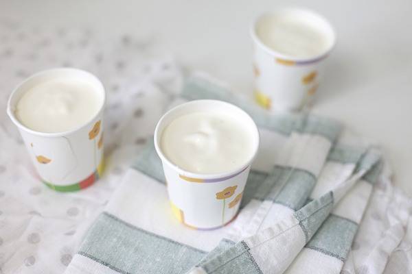 8. Вот такой рецепт, как сделать детское мороженое. Чтобы сделает его похожим на магазинный вариант можно разложить его по стаканчикам. 