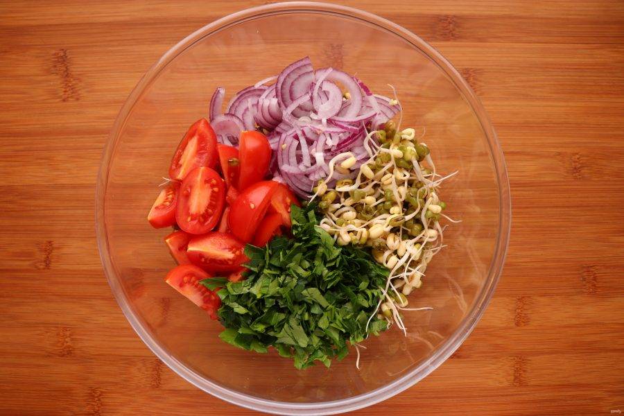 Нарежьте лук, помидоры и петрушку. Смешайте их в салатнике с пророщенным машем. 
