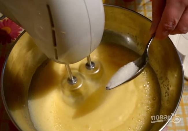 6. Для приготовления бисквита с маком взбейте яйца со щепоткой соли. Когда масса посветлеет, начните частями вводить сахар, не прекращая взбивать. Получится густая, устойчивая пена.