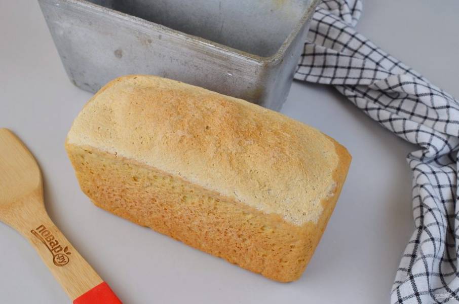 Кукурузный хлеб готов! Достаньте из формы, остудите на решетке и пробуйте!