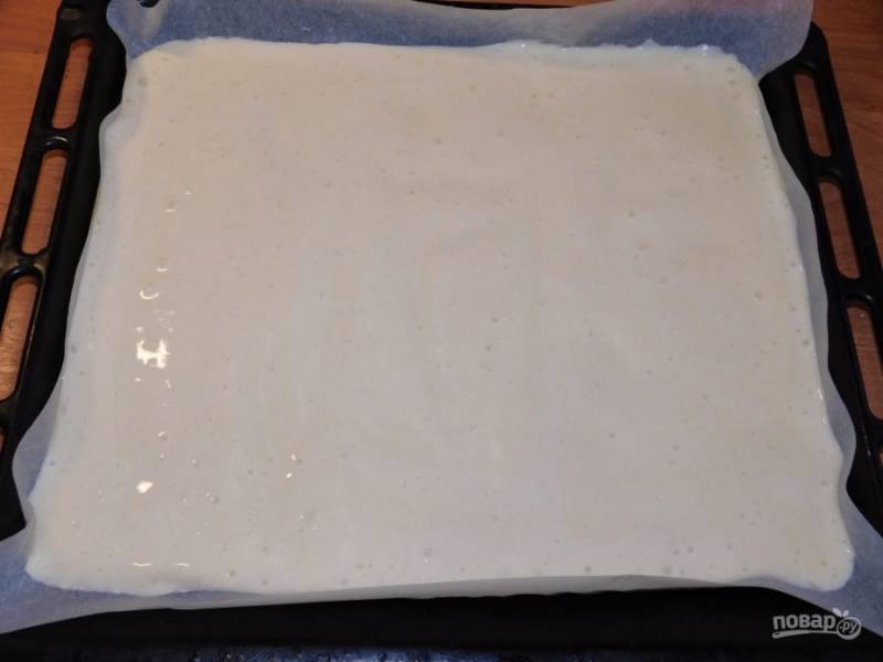 Вылейте тесто на противень для выпечки, застеленный бумагой. Поставьте в духовку, разогретую до 180 градусов, на 10 минут. Затем готовый бисквит сверните в рулет вместе с бумагой и дайте остыть.