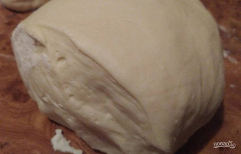 2. Замешиваем крутое эластичное тесто. Оно не должно прилипать к рукам, но и не должно быть слишком крутым. Оставьте его на некоторое время (пока приготовится начинка), после чего его можно будет нарезать и начать лепить пирожки.