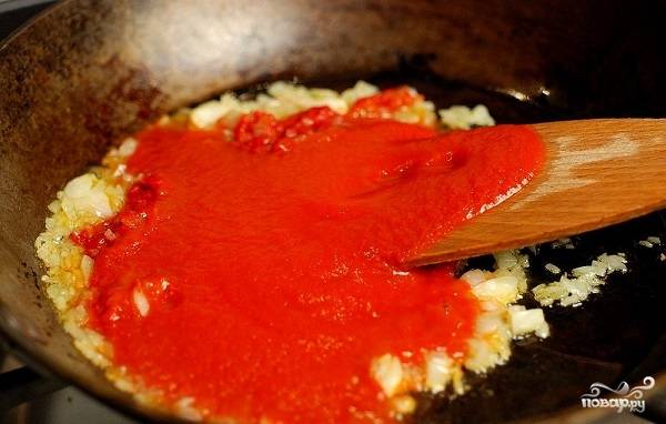 3. К обжаренным овощам выложите томатный соус (можно использовать свежие или консервированные в собственном соку помидоры). 