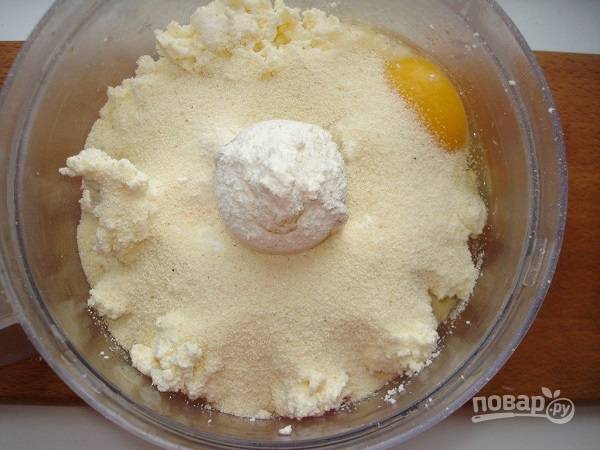 1. В чашу комбайна или глубокую мисочку отправьте творог, яйцо, манную крупу. Добавьте сахар, соль и специи по вкусу. 