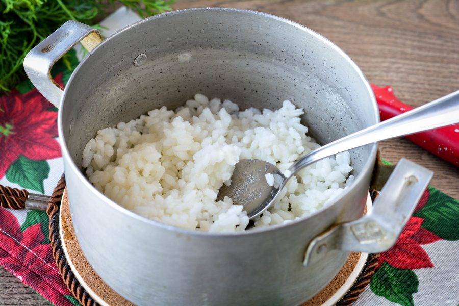 Рис сварите до полуготовности в слегка подсоленной воде.