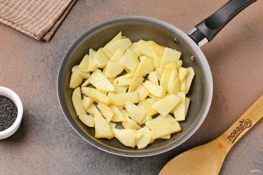 Картофель нарежьте кубиками или небольшими дольками и обжарьте до полуготовности.