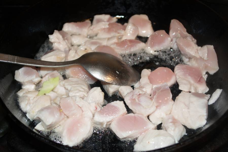 На растительном масле обжарьте куриное мясо. Добавьте специи, соль. Жарьте, помешивая, 5-7 минут. 