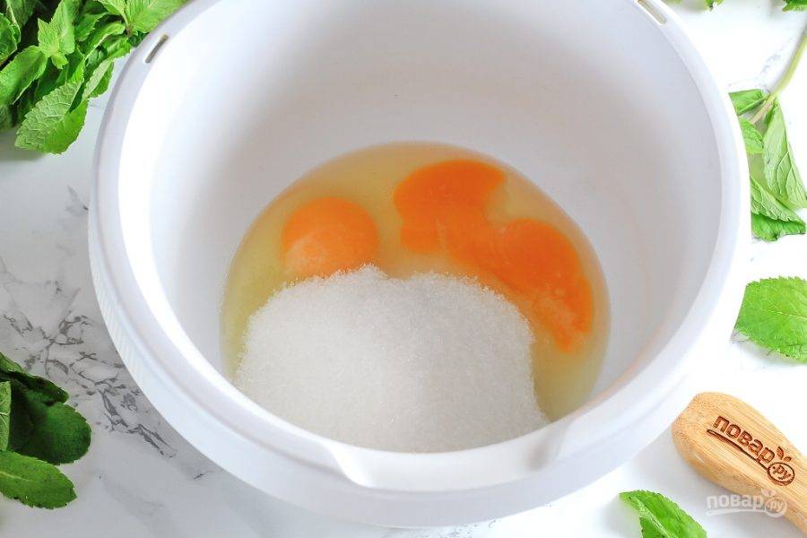 Вбейте куриные яйца в чашу миксера или кухонного комбайна. Всыпьте сахар, соль и ванильный сахар. Взбейте в течение 4-5 минут на высокой скорости техники в пышную пену.