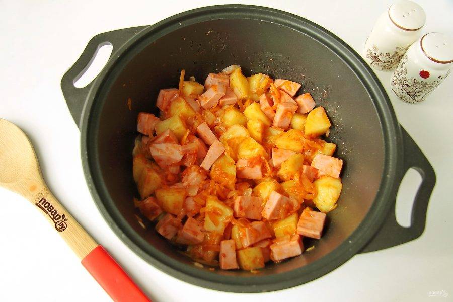 Продолжайте готовить овощи с колбасой еще 3-5 минут.