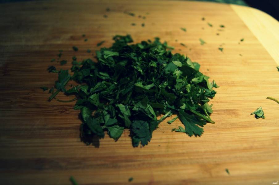 Зелень хорошенько промойте и нарубите острым ножом. Желательно отрезать стебли от листьев и в салате использовать только последние. Также вы можете добавить рубленую петрушку. 