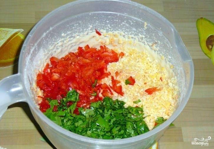 3. Теперь следует мелко нарезать болгарский перец и зелень, натрите сыр на крупной терке. Перемешайте массу ложкой, а тем временем нагрейте вафельницу.