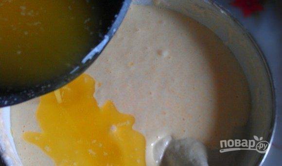 В подошедшую опару влейте растопленное и охлаждённое масло вместе с ванильным сахаром и солью.