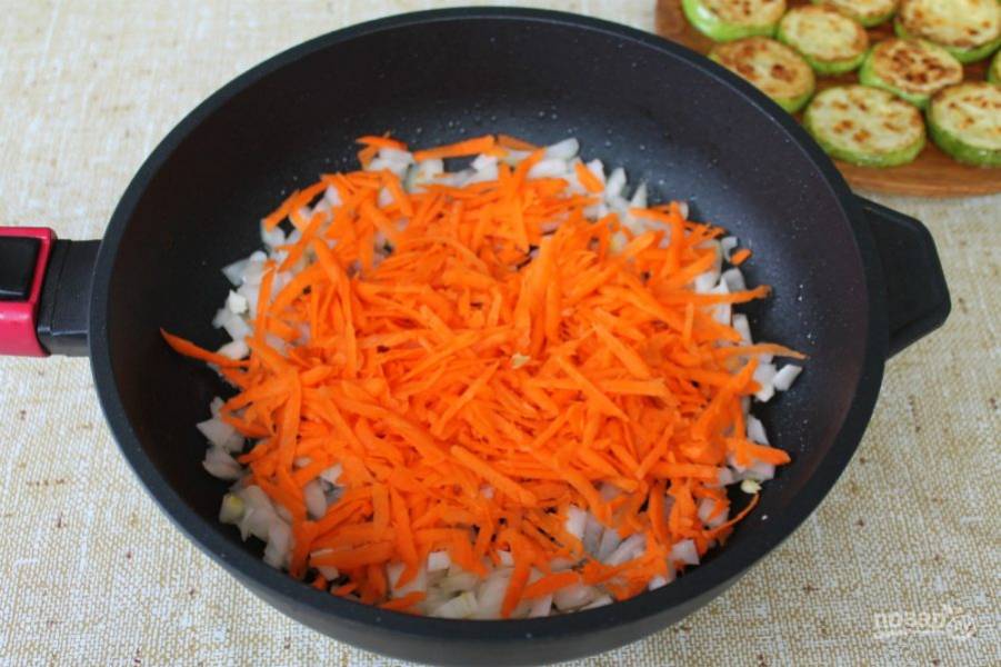 Лук режем мелко, морковь трем на крупной терке. Лук и морковь обжариваем на подсолнечном масле в течение 7 минут, периодически помешивая.