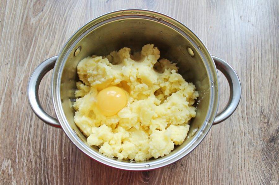 В остывший картофель вбейте яйцо.