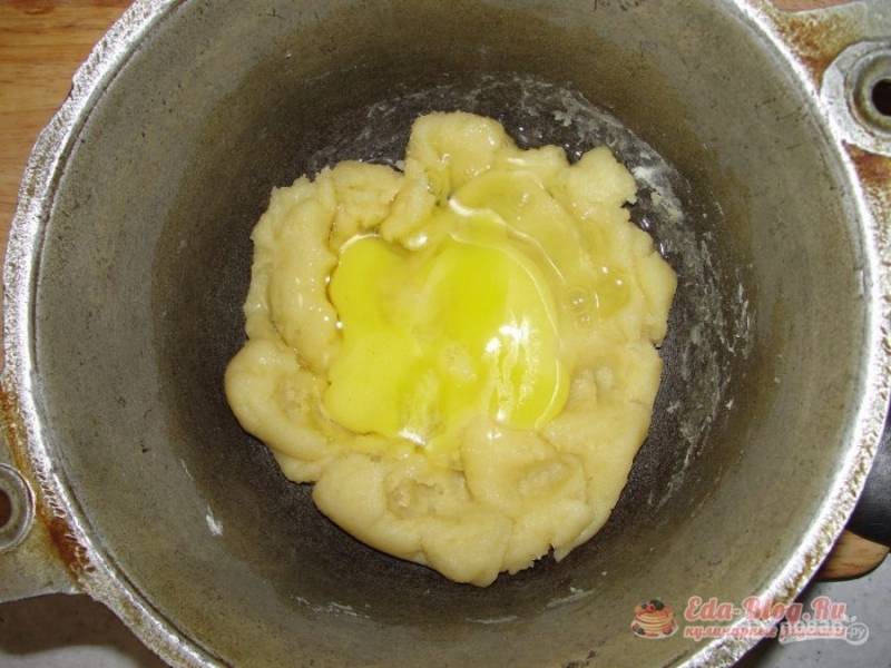 5. Затем дайте массе постоять и когда она немного остынет добавьте яйца и снова замешивайте. Затем готовое тесто переложите в кондитерский мешок и можете выдавливать на противень.