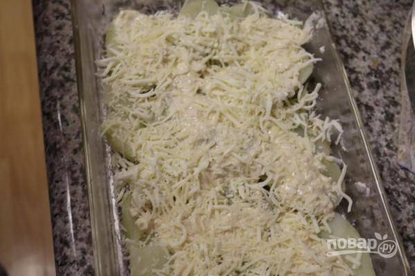 В форму для запекания уложите картошку слоем, посыпьте сверху смесью сыров (моцарелла и пармезан).