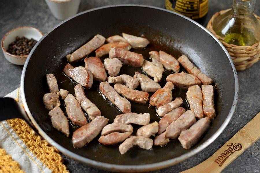 Свинина кусочками жареная на сковороде с луком рецепт фото пошагово и видео
