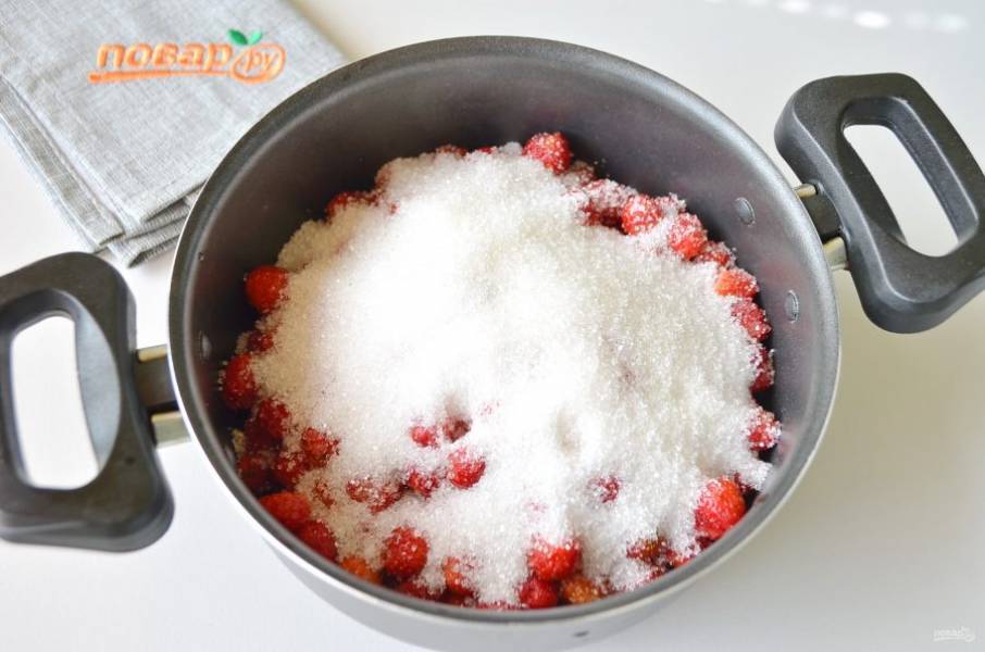 4. Засыпьте ягоды сахаром, осторожно потрясите, чтобы сахар распределился равномерно между ягодками. Накройте крышкой и уберите в холодильник на ночь.