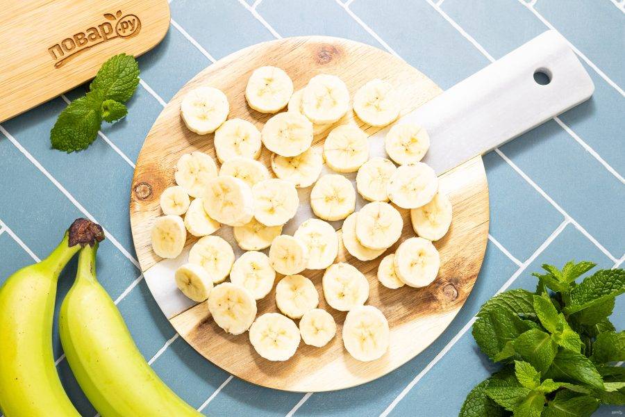 Нарежьте бананы на тонкие кружочки.