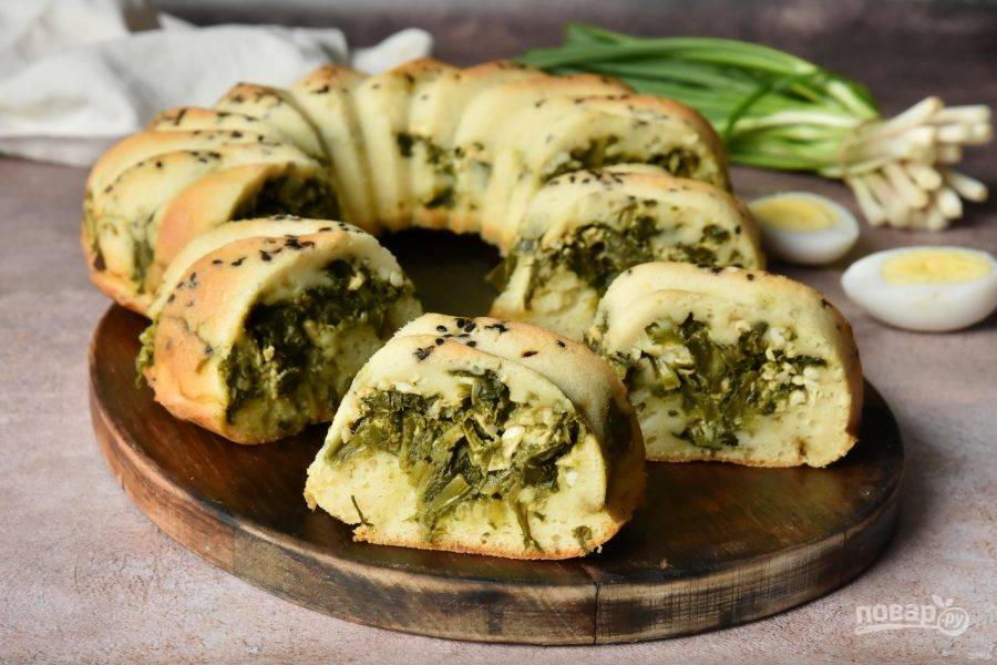 Заливной пирог с черемшой и яйцом