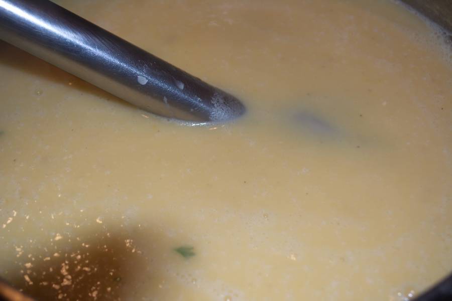 Когда горох разварится, в кипящий бульон добавьте нарезанное мясо копченой курицы. Добавьте картошку, варите 15 минут. Потом добавьте зажарку. Доведите до готовности. В конце добавьте соль и специи.  Готовый суп нужно пюрировать погружным блендером. Дайте ему немного настояться.
