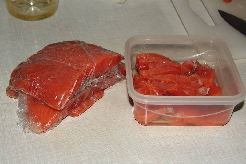 Второй кусок положите шкуркой вверх, чтобы в итоге мясо к мясу было. 
Контейнер закройте, отправьте рыбу в холодильник минимум на сутки, можно на два дня. 
Каждые 6 часов переворачивайте рыбу, чтобы она равномерно просолилась.
