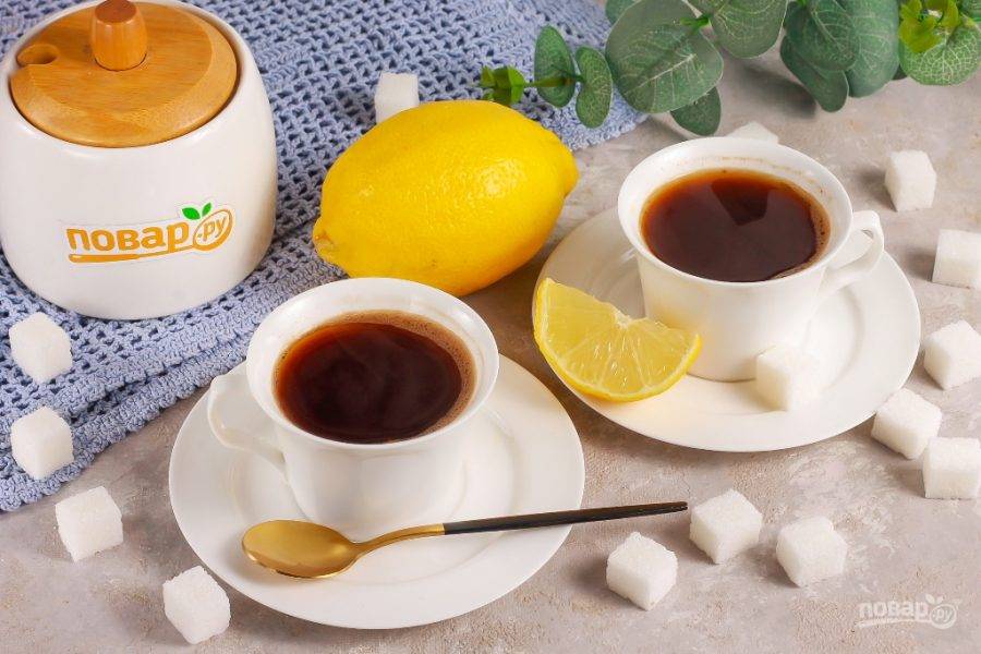 Разлейте горячий кофе в чашки и подайте к столу. Не забудьте про вкусные сладости и десерты.