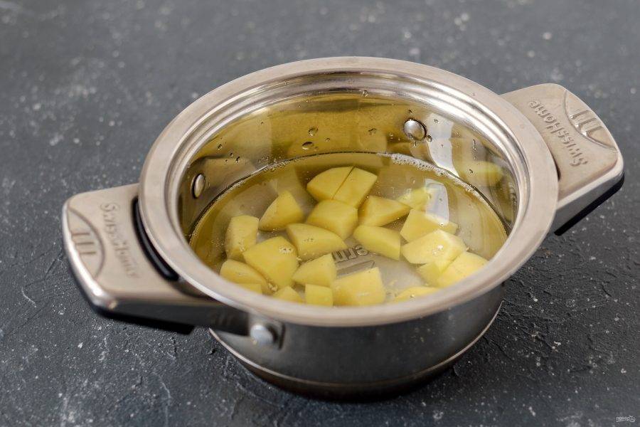 Отварите очищенный картофель в воде. Бульон процедите, картофель отложите. Его в рецепте мы использовать не будем. 